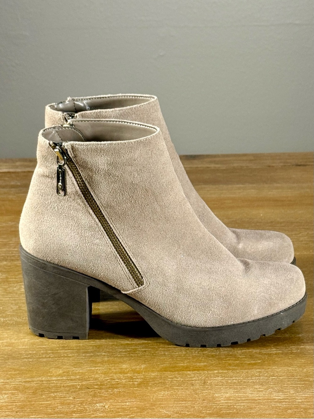 Blondo Skye Waterproof Ankle Bootie Lug Sole Chunky Heel Suede Mushroom Sz 9
